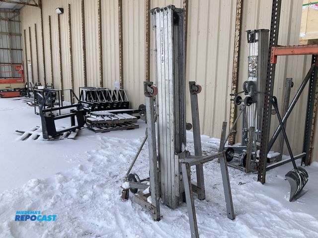 Lot 2-11056 - Genie SLC-24 Superlift Contractor portable, manual material lift