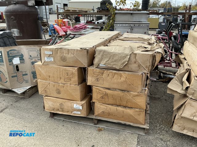 Lot 2-69283 - (8) Ford AMKB3J-99501A42-CG Hard Folding Tonneau Cover designed for a 2019 Ford Ranger with a 5-foot...