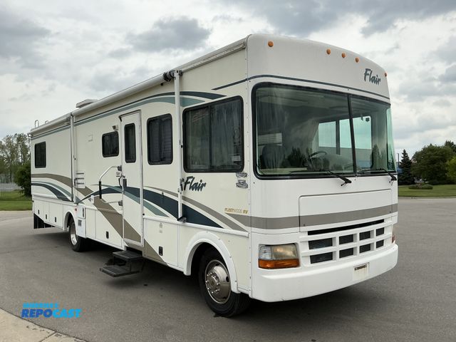 Lot 2-43839 - 2001 Fleetwood Flair M-33R Motorhome RWD