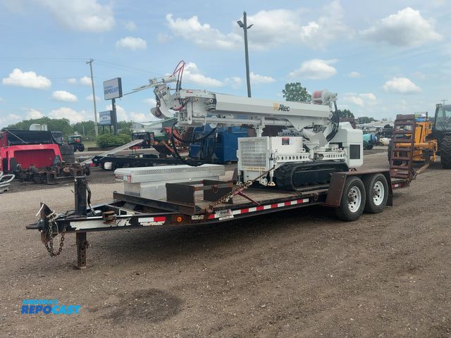 Lot 2-41104 - 2009 Altec DB35 Track Digger Derrick Machine with 2016 Towmaster Tandem Axle Trailer
