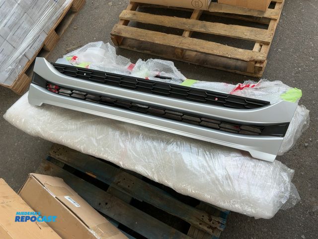 Lot 2-64163 - (7) isuzu NPR / GMC W4500 grilles