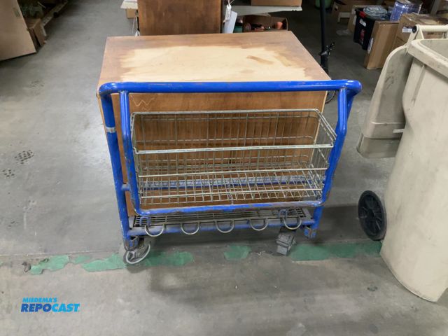 Lot 2-38790 - 2 New Nike Shoes