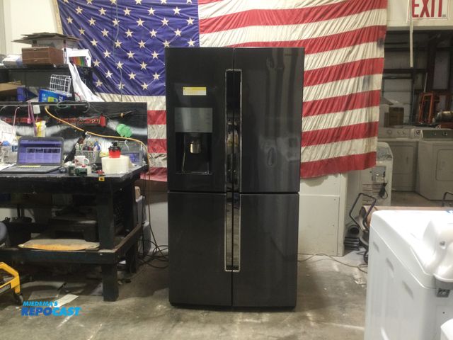 Lot 2-56660 - Samsung 4 door french door Refrigerator/Freezer triple cooling
ice master
indoor ice and water
humid...