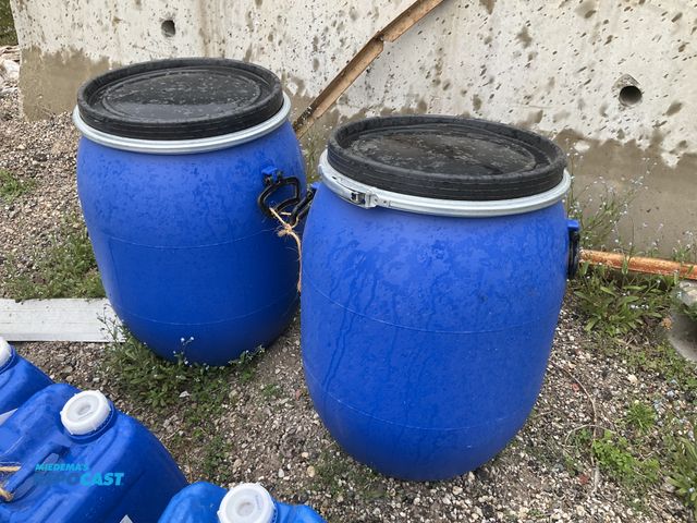 Lot 2-34908 - lot of 2 25 gallon blue plastic barrels with removable lids and locking rings, clean inside