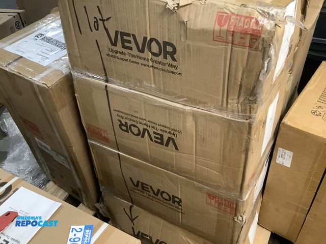 Lot 2-96083 - 1 lot, 4 boxes of Vevor gold Metal wedding vases.