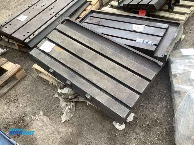 Lot 2-32827 - Cast-iron slotted table
