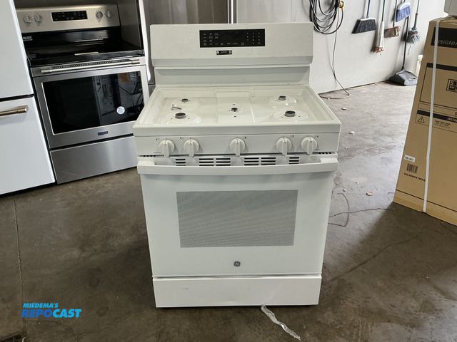 Lot 2-55229 - General Electric GGF600AVWW Gas Convection Range with No Preheat Air Fry and EasyWash™ Oven Tray