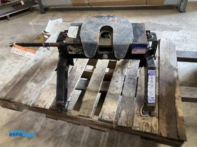 Lot 2-44702 - RBW 5th wheel hitch, used, no rails