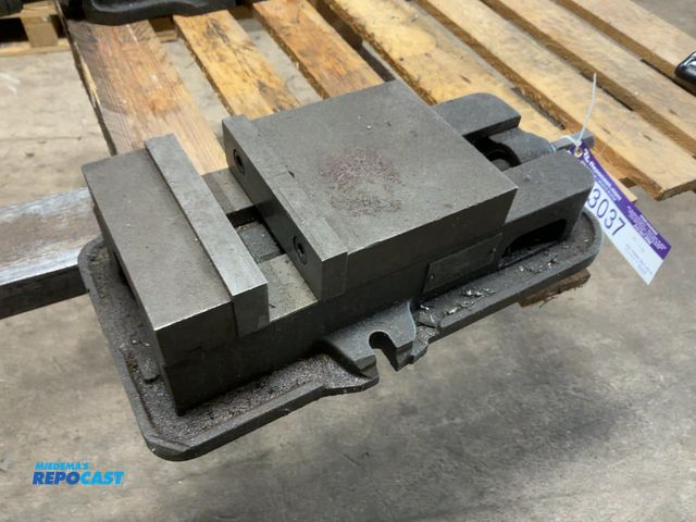 Lot 2-33037 - Kurt 6” Machinist Vise, no handle