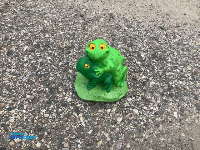 Lot 2-18466 - 2 frogs playing - concrete
