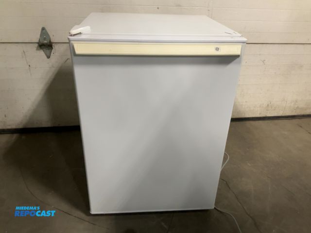 Lot 2-19739 - Scratch & Dent General Electric  GMR06AAPAWW Refrigerator