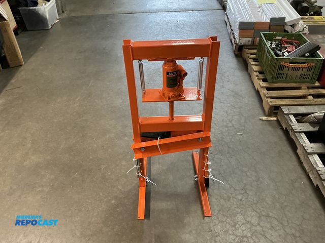 Lot 2-99916 - 6 ton hydraulic press