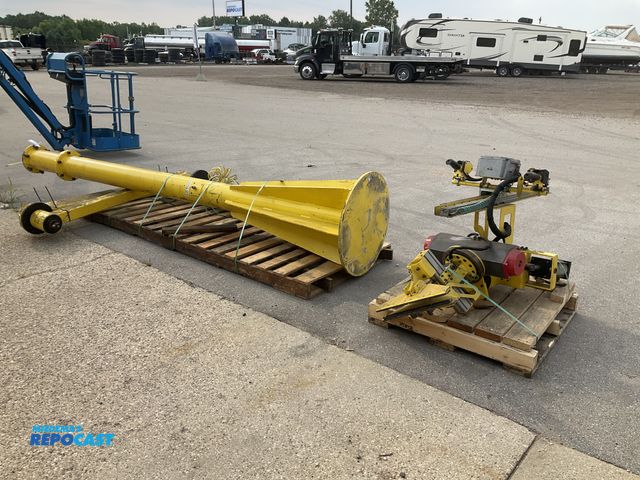 Lot 2-30384 - Aimco freestanding pedestal jib crane with Star Crane pneumatic material clamp, 90lb capacity, pedes...