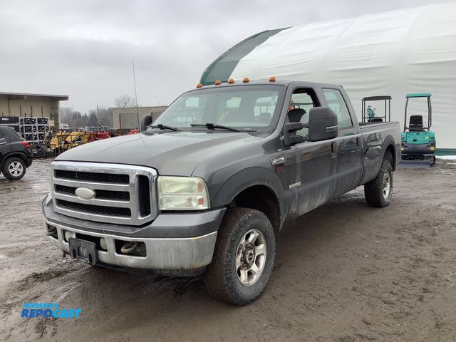 Lot 2-41940 - 2006 Ford F350 SD XLT Crew Cab Long Bed 4WD Crew Cab Long Box Pickup Truck 4x4
