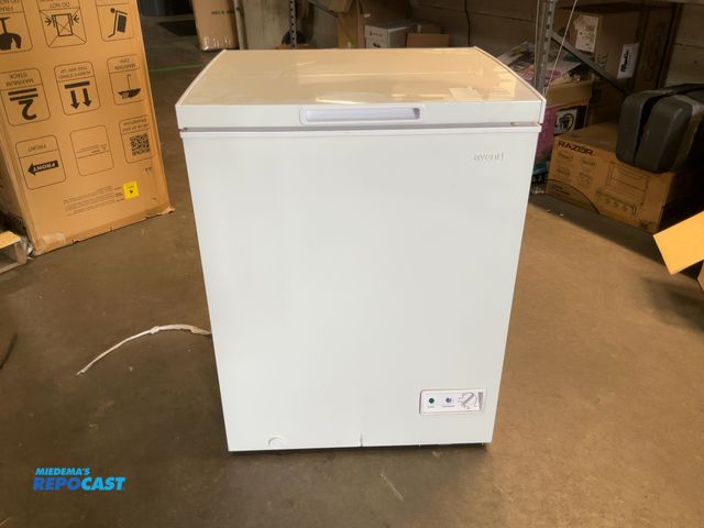 Lot 2-91840 - Scratch & Dent Avanti CF5F0W Garage Ready Chest Freezer
