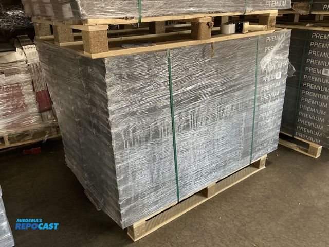 Lot 2-99225 - Skid lot of montreux serene crescendo waterproof flooring 7.6”x54.33” (8 per box)