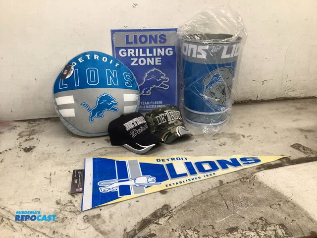 Lot 2-18471 - lot of Lions Memorabilia &amp; (2) Detroit Ballcaps