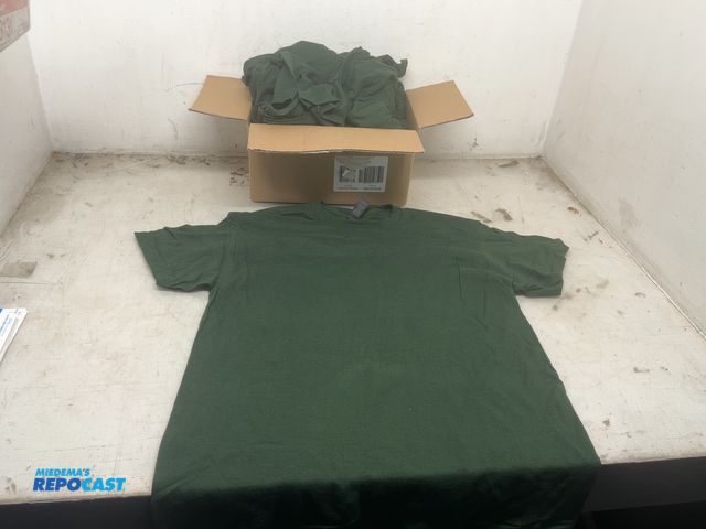 Lot 2-93797 - 12 Gildan medium Green ultra Cotton T-Shirts