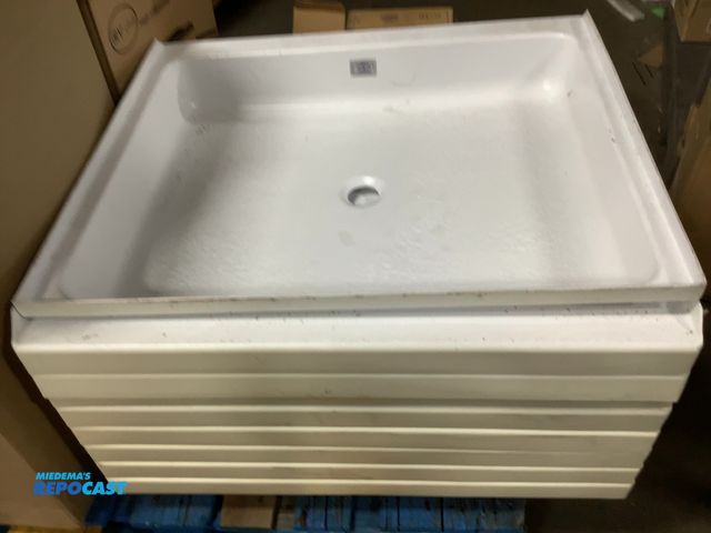 Lot 2-67814 - 15 duo form plastics shower base