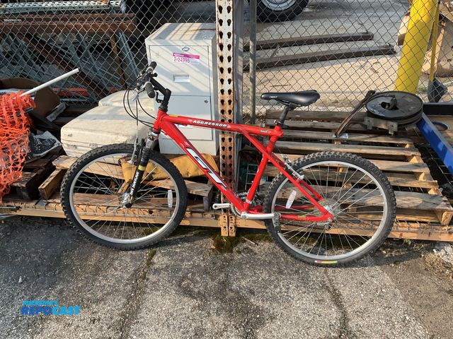 Lot 2-18013 - GT Aggressor Bike with WRB VelociRaptor 2.1 Tires