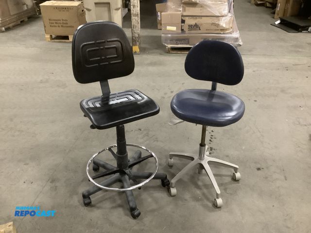 Lot 2-19684 - 2 Rolling office Chairs Can adjust the heights