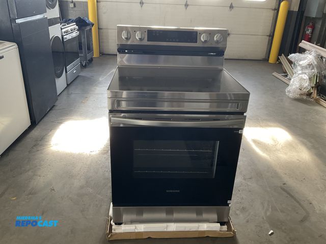 Lot 2-40426 - Scratch & Dent Electric Samsung NE63A6111SS Range