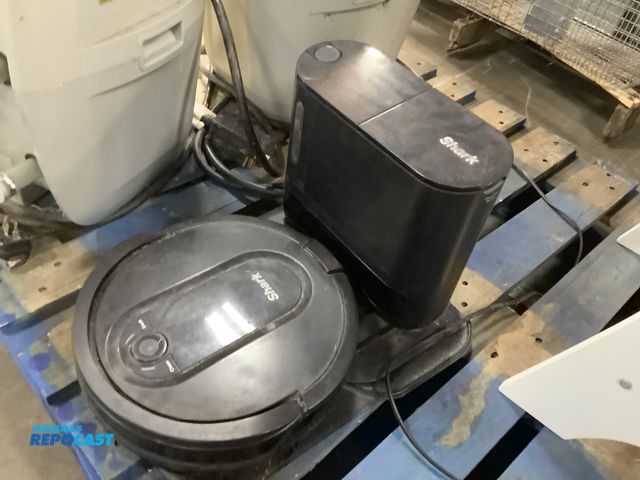 Lot 2-36723 - Shark robot vacuum and charger