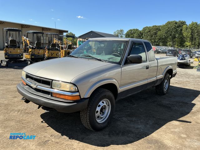 Lot 2-20037 - 2002 Chevrolet S 10 LS Ext. Cab 4WD Extended Cab Standard Box Pickup Truck 4x4