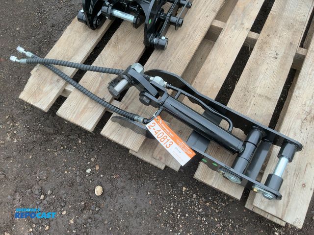 Lot 2-40813 - New Hydraulic Thumb Attachment for Chinese Mini Excavator