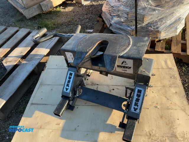 Lot 2-33105 - Husky 5th wheel hitch receiver