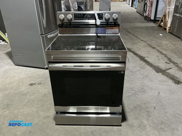 Lot 2-46456 - Scratch & Dent Electric Samsung NE63A6511SS Range