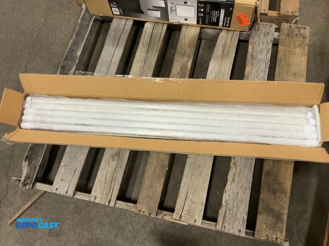 Lot 2-99196 - Box of OnlyLux 4ft LED tubes