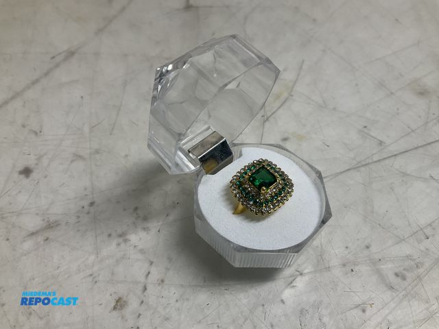 Lot 2-28520 - Gold size 6 Ring with Green Diamonds - new