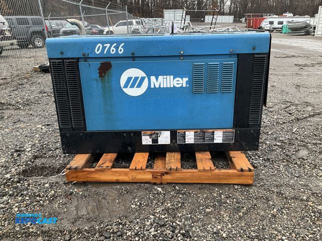 Lot 2-23904 - Miller Big Blue 450 Duo CST Portable Diesel Powered Multi-Operator Welder Generator