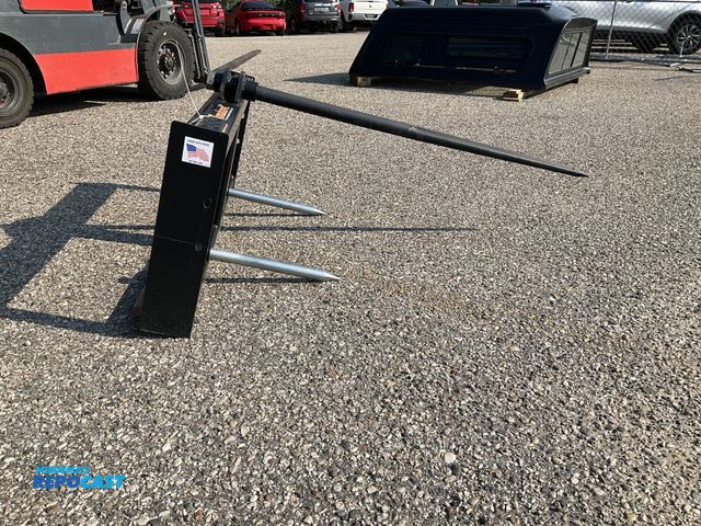 Lot 2-61945 - New Tomahawk 49" Round Bale Hay Spear And Frame Quick Attach Welded on High Carbon Cutting Edge
