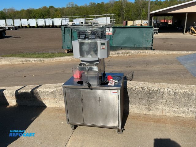 Lot 2-22890 - Zummo Model Z14C Citrus Juicer, S/N: 2138943, 110 Volt, on stainless steel cabinet with casters, has...