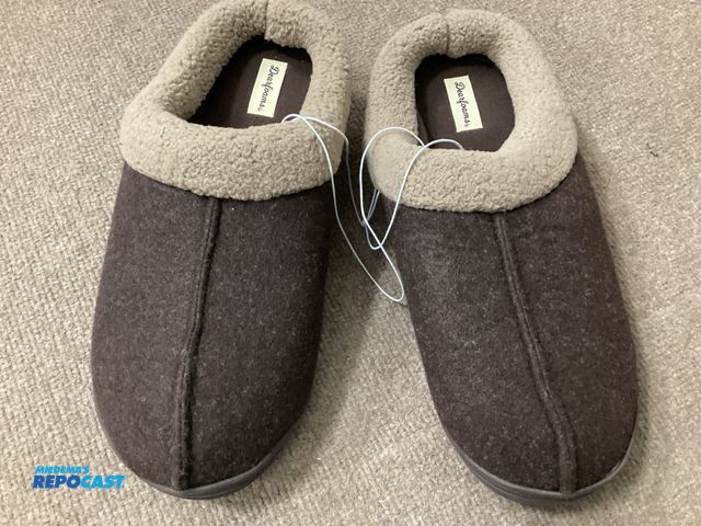 Lot 2-77795 - New pair of Dearfoams Total comfort men’s slippers. Dustin Clog. Memory foam, machine washable, easy...