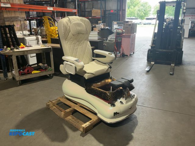 Lot 2-15351 - Gulfstream 9660-5 Pedicure Massage Chair