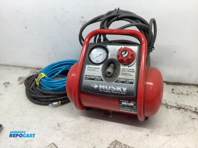 Lot 2-19323 - 1 Husky 1.5 running hp, 3 gal. 155 psi max pressure air compressor