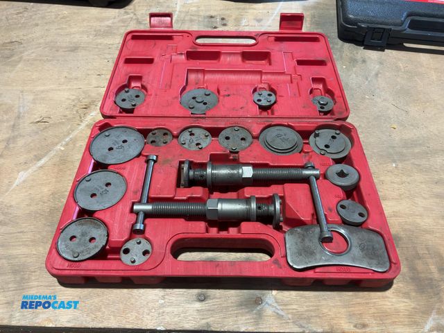 Lot 2-15282 - Sunex  Universal Disc Brake Caliper Set