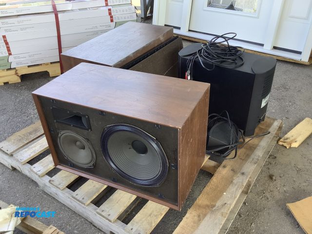Lot 2-96850 - Skid lot of assorted large speakers including: ward airline GEN-6691A 8 ohms and Bose cinemate digit...