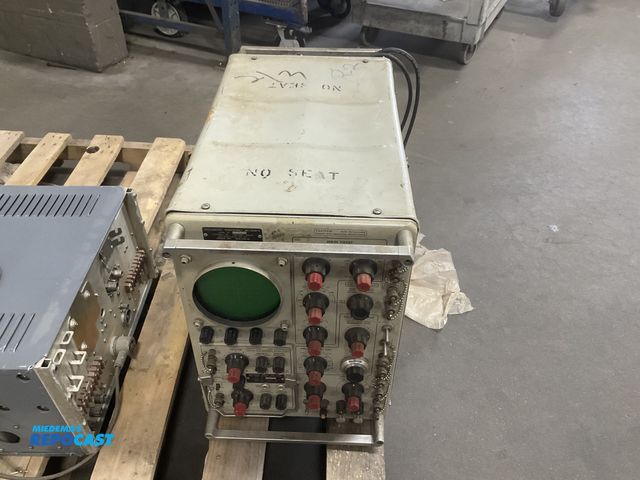 Lot 2-35317 - Military Oscilloscope Tektronix MX-3668/G Serial #48 w/ sub-assy dual trace pre-amp MX-3057/USM seri...