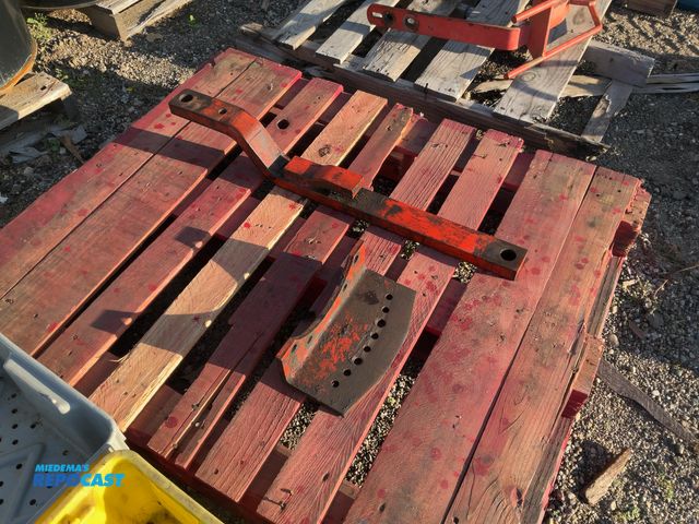 Lot 2-33238 - CASE tractor swinging draw Bar with mounting bracket in good condition. Heavy duty step-up draw bar ...