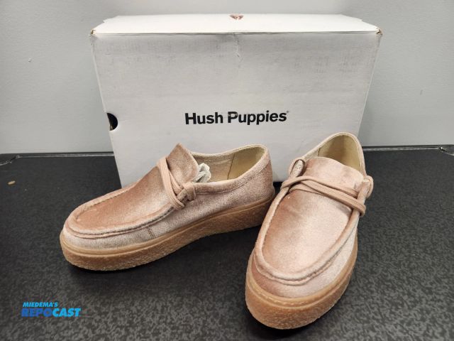 Lot 2-18554 - (1) New Pair of Hush Puppies Bridget Coral Blush Velvet Rose Platform Sneakers Shoes Sz 7 Womens. Pe...