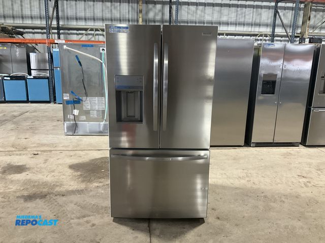 Lot 2-91199 - Scratch & Dent Free Standing Frigidaire FRFS2823AF2 Refrigerator/Freezer