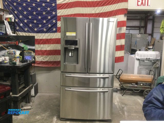 Lot 2-59568 - Samsung 4 door Refrigerator/Freezer Samsung 4 door twin cooling plus
space ice maker
indoor ice and ...