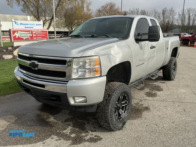 Lot 2-40618 - 2011 Chevrolet Silverado 1500 LT Extended Cab Pickup Truck 4x4