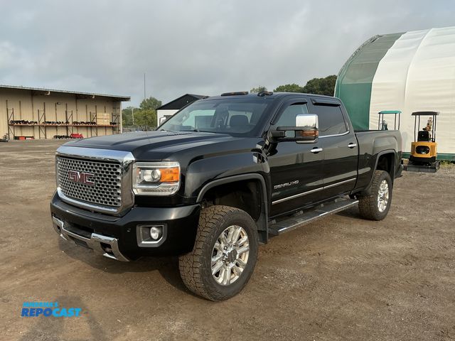 Lot 2-71011 - 2016 GMC Sierra 2500HD Denali Crew Cab 4WD Crew Cab Standard Box Pickup Truck 4x4