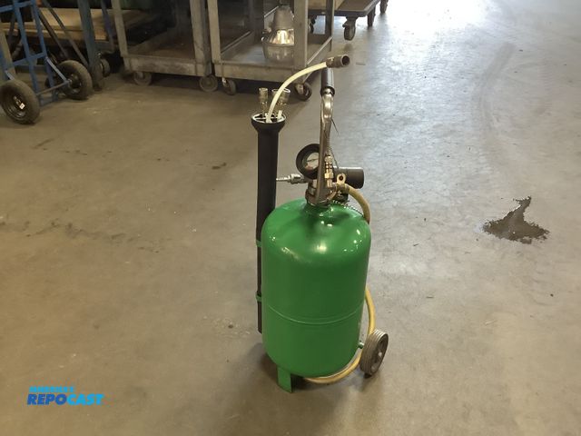 Lot 2-91040 - Indistrial Central pneumatic 6-1/4 gallon oil extractor 46149 on wheels with assorted attachments