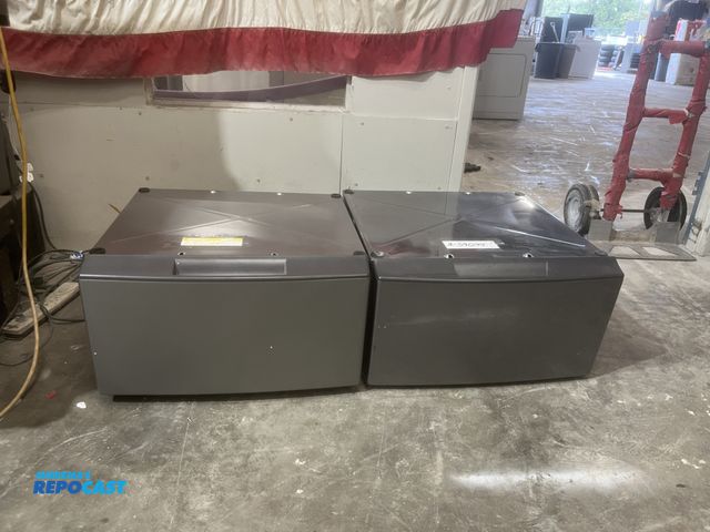 Lot 2-59094 - whirlpool storage pedestal for front load set